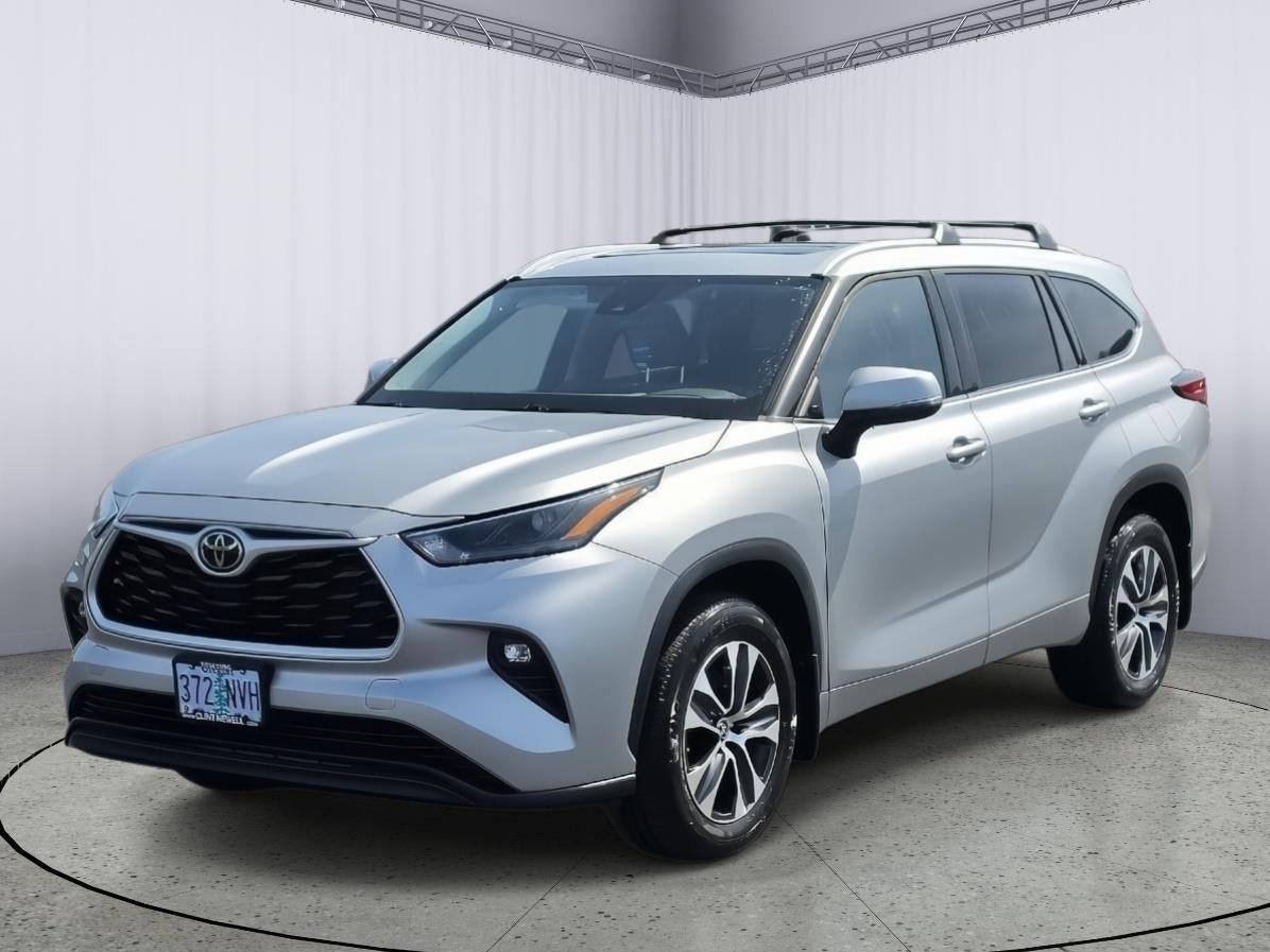 2022 Toyota Highlander XLE in None — front three-quarter view
